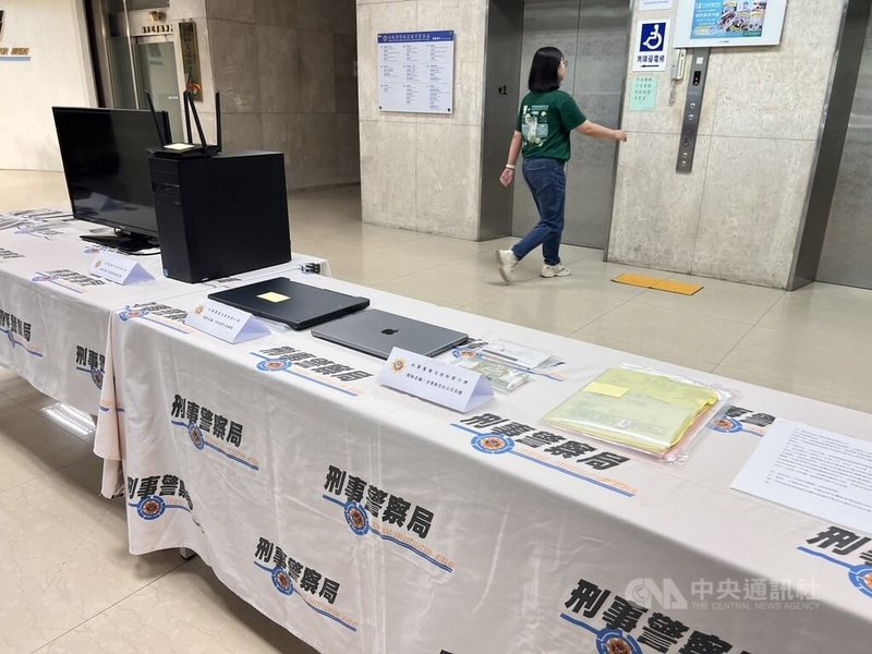 刑事局18日召開記者會，宣布破獲國內徵信社違法販售個資，共逮捕10名嫌犯，並查扣多項贓證物。中央社記者劉建邦攝　114年7月18日