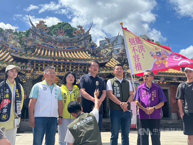 民進黨秘書長林右昌(後左4)18日出席「護國大遶境」泰山-林口集結出發儀式時受訪表示,罷免區多為藍營執政縣市,大家都能看到行政力量的介入、壓迫,對公民罷團來說是一場不公平、不對稱的競爭。中央社記者趙敏雅攝 114年7月18日