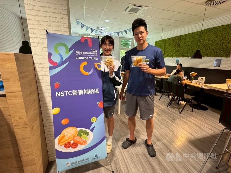 中繼站不僅供應午晚餐,也設有小點心補給區,選手可自由取用麵包、茶葉蛋、肉燥飯、巧克力牛奶與水果。中央社記者林尚縈埃森攝 114年7月18日