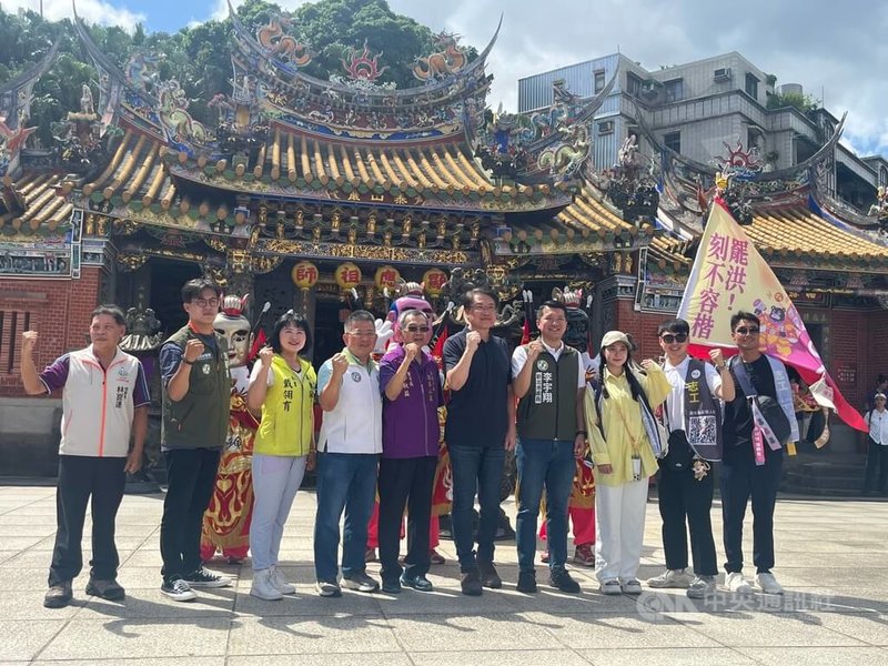 民進黨秘書長林右昌(右5)18日下午赴新北市泰山區,出席「護國大遶境」泰山-林口集結出發儀式,與眾人振臂齊呼口號。中央社記者趙敏雅攝 114年7月18日