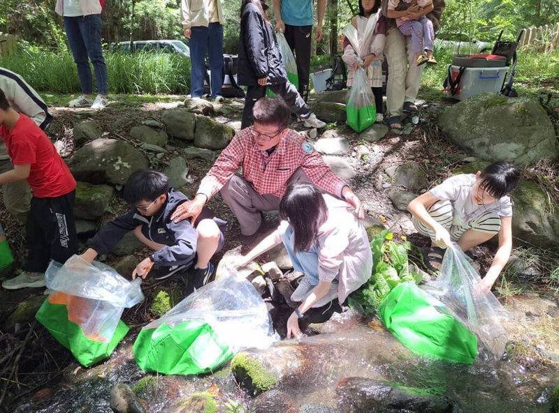 台灣櫻花鉤吻鮭生態中心舉辦各項推廣國寶魚保育工作,吸引親子共同參與,是雪霸國家公園別具特色的秒殺活動。圖為小小巡守員放流體驗。(雪霸國家公園管理處提供)中央社記者管瑞平傳真 114年7月18日