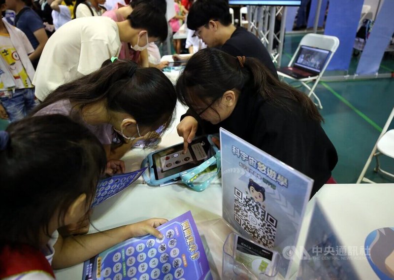 嘉義市第21屆科學168教育博覽會18日起在港坪體育館盛大登場,許多學童到場參觀,積極投入體驗各式闖關遊戲。中央社記者黃國芳攝 114年7月18日