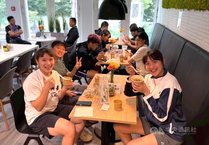 台灣選手在德國世大運萊茵魯爾中華隊中繼站用餐,享用充滿台灣味的餐點時,露出開心笑容。中央社記者林尚縈埃森攝 114年7月18日