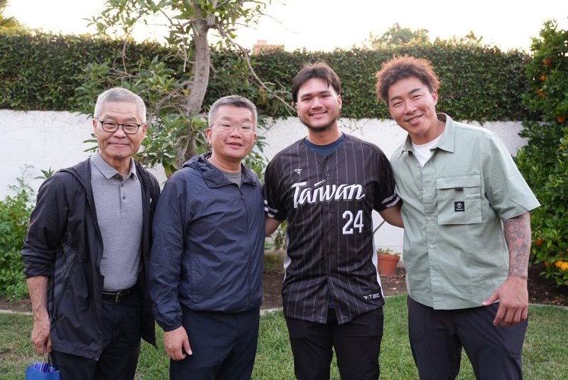 中職會長蔡其昌（左2）與中職秘書長楊清瓏（左）、後勤團隊成員郭泓志（右）近日赴美探視台美混血好手。蔡其昌18日表示，美職小熊隊的台美混血球員龍（Jonathon Long）（右2）表達強烈意願想效力WBC台灣隊。（中華職棒提供）中央社記者楊啟芳傳真 114年7月18日