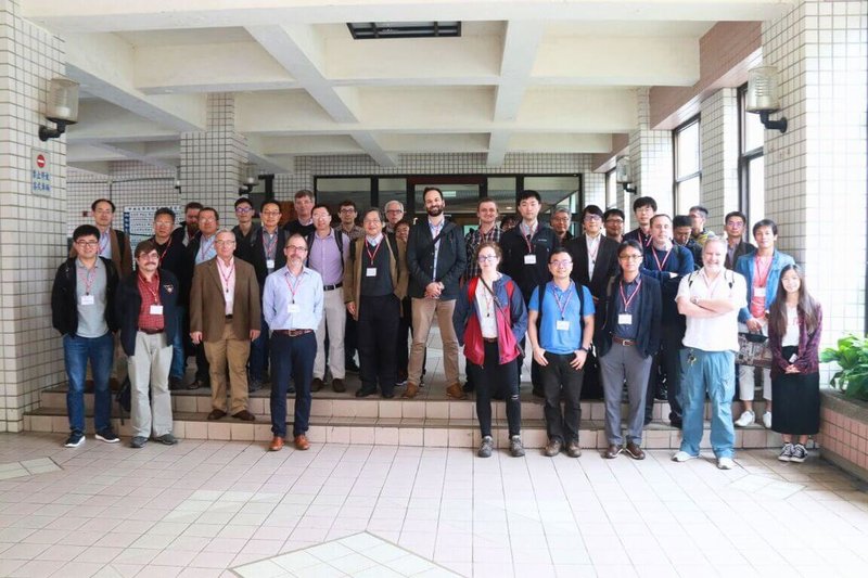 中央大學參與相對論性重離子對撞機(RHIC)最新實驗sPHENIX粒子探測器,提供探測器模組的組裝與測試技術,共同探索宇宙大爆炸後特殊物質狀態的奧祕。圖為2019年中央大學主辦sPHENIX亞洲地區會議合照。(中大提供)中央社記者陳至中台北傳真 114年7月18日