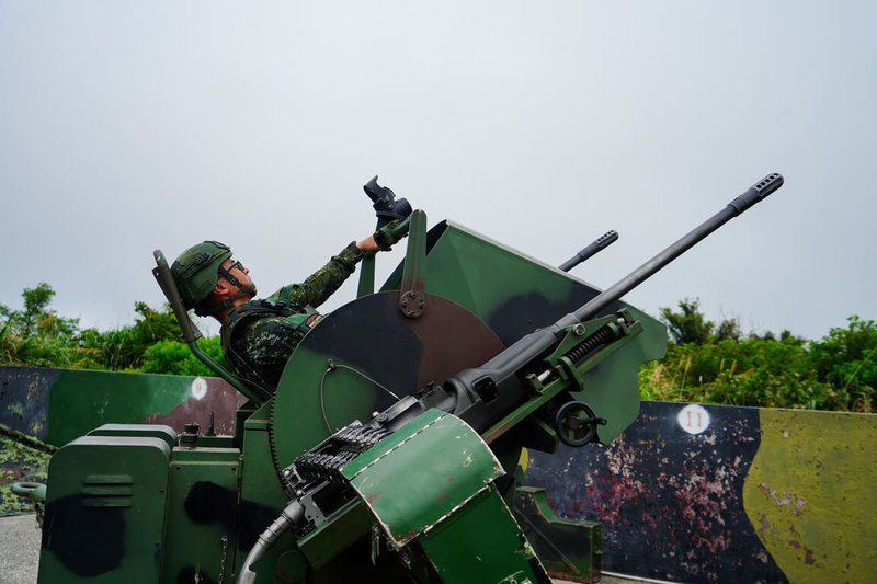 國軍「漢光41號」實兵操演最終日，陸軍馬祖防衛指揮部18日配合連江縣政府實施「城鎮韌性防空演習」，模擬遭遇空襲時，馬防部接獲射擊命令後，立即實施防空接戰任務。（馬祖防衛指揮部提供）中央社記者潘欣彤傳真  114年7月18日