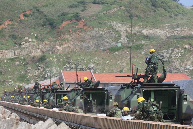 陸軍東引地區指揮部18日指出，「漢光41號」實兵演練期間，整合防區各部隊兵力與火力，執行各型武器射擊，展現官兵戮力戰訓成果。圖為東引地區指揮部驗證聯合火力打擊。（東引地區指揮部提供）中央社記者潘欣彤傳真  114年7月18日