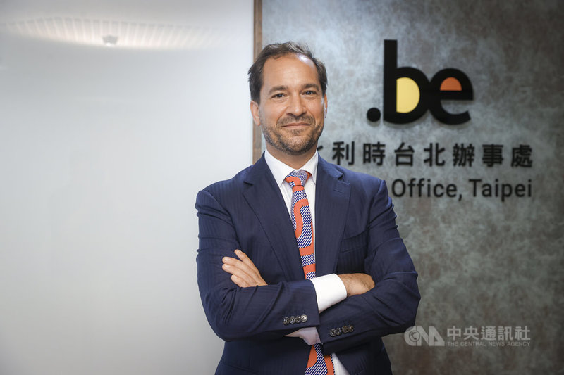 比利時台北辦事處長馬徹接受中央社專訪時表示,比利時與台灣都在80年代對半導體賭了一把,成為雙邊合作核心,在經濟安全越發重要之際,歐洲科技自主受惠於台企投資,「而非完全依賴某些地方」。中央社記者鄭清元攝  114年7月18日