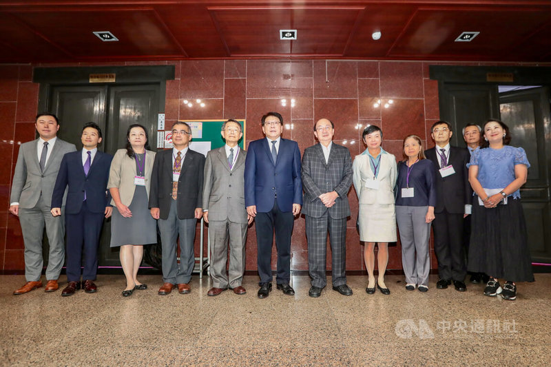 立法院會將於25日行使7名大法官被提名人同意權案記名投票表決。總統府祕書長潘孟安（左6）、副祕書長何志偉（左2）、發言人李問（左）18日上午陪同司法院正副院長、大法官被提名人赴立法院拜會民進黨團，會前與黨團總召柯建銘（右6）、幹事長吳思瑤（右）合影。中央社記者裴禛攝  114年7月18日