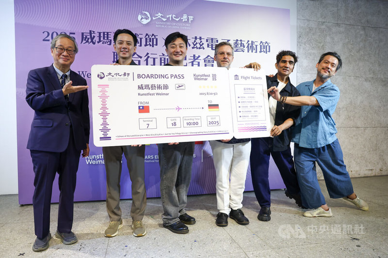 2025威瑪藝術節、林茲電子藝術節聯合行前記者會18日在台灣當代文化實驗場舉行,文化部長李遠(左1)送上大型機票給參展團隊代表,祝福演出順利圓滿。中央社記者王騰毅攝 114年7月18日