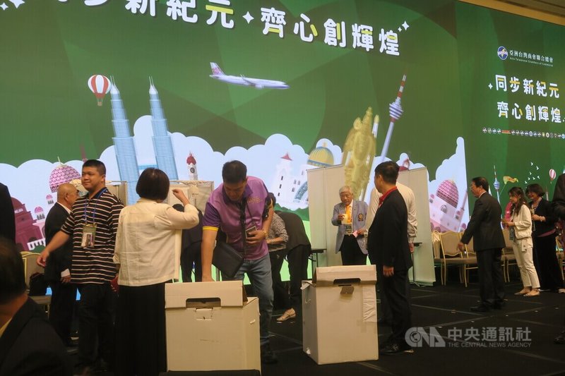 亞洲台灣商會聯合總會18日舉行第33屆總會長選舉,與會台商進行投票。中央社記者吳書緯攝 114年7月18日
