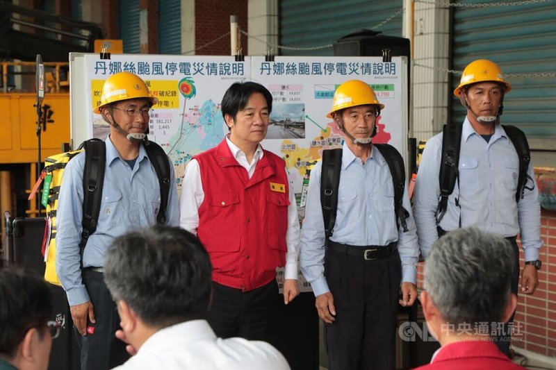 颱風丹娜絲過境後台南地區逾30萬戶停電，台電不分日夜持續搶修，18日總算全數復電，總統賴清德（左2）親自到台電新營區營業處向辛苦救災的員工表達感謝。中央社記者張榮祥台南攝  114年7月18日