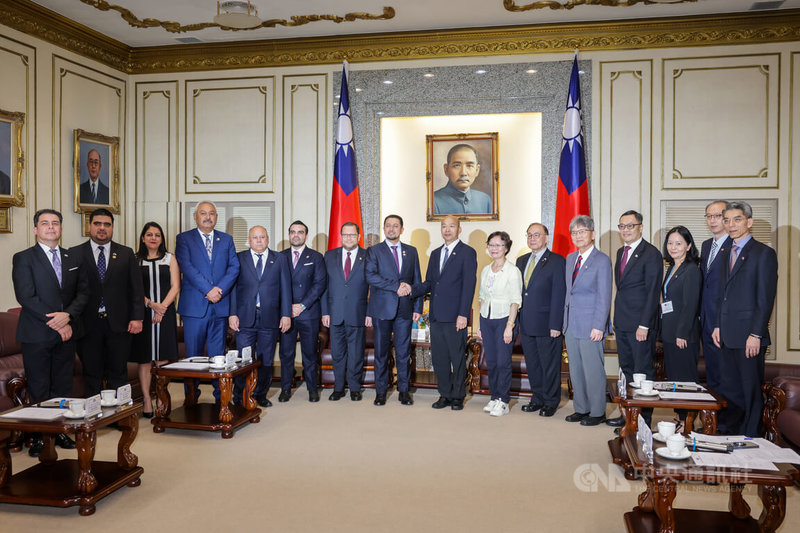 瓜地馬拉共和國國會議長羅慕斯(Nery Abilio Ramos y Ramos)(左8)率團來台訪問,立法院長韓國瑜(右8)18日在立法院接見訪問團一行,會前雙方合影留念。中央社記者裴禛攝 114年7月18日