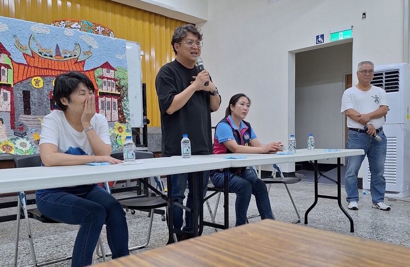 台東罷團「挫賓行動」指控台東縣政府利用「縣政說明會」為國民黨立委黃建賓(左2)進行反罷免宣講,台東縣長饒慶鈴(左)等縣府人員出席。圖為7月9日卑南里縣政說明會。(挫賓行動團隊提供)中央社記者張祈傳真 114年7月18日