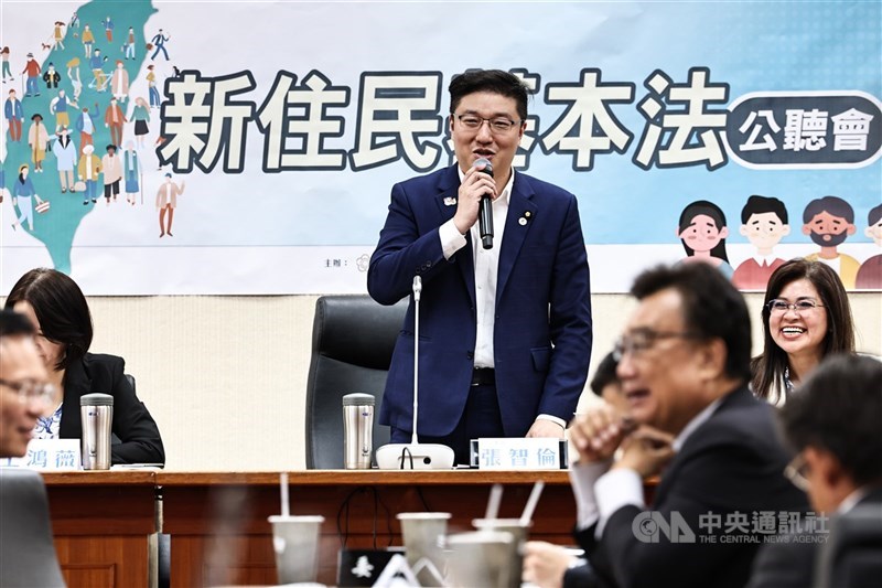 圖為國民黨立委張智倫(站立者)。(中央社檔案照片)