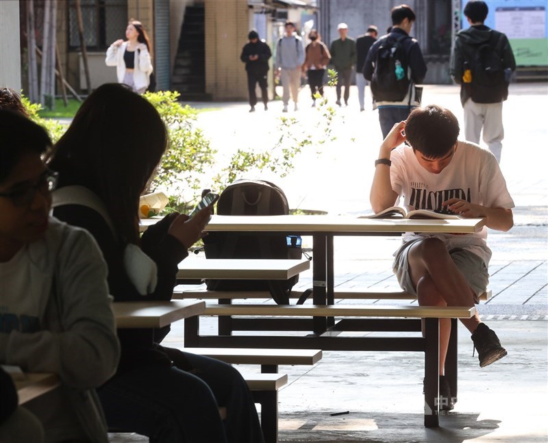 114學年度四技二專日間部聯合登記分發入學招生，18日上午10時起開放考生個別繳費至23日截止。圖為114學年度四技二專統一入學測驗時，考生在考場準備應試。（中央社檔案照片）