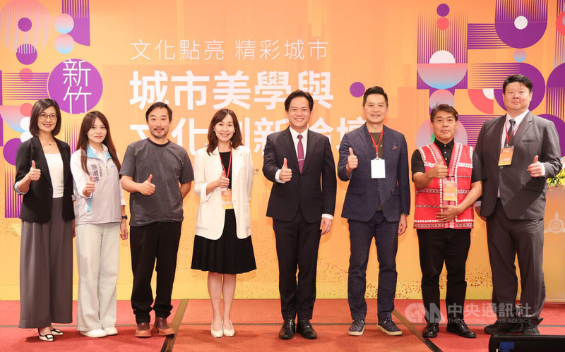 新竹城市美學與文化創新論壇18日登場,新竹市代理市長邱臣遠(右4)、清大助理副校長嚴大任(右3)、凌華教育基金會董事長倪寒芬(左4)、CNFlower西恩創辦人凌宗湧(左3)、賽夏族合作社理事長根誌優(右2)及竹市文化局長王翔郁(右1)、民政處長施淑婷(左2)與清大藝術學院院長張芳宇(左1)等人出席開幕式。中央社記者張新偉攝 114年7月18日