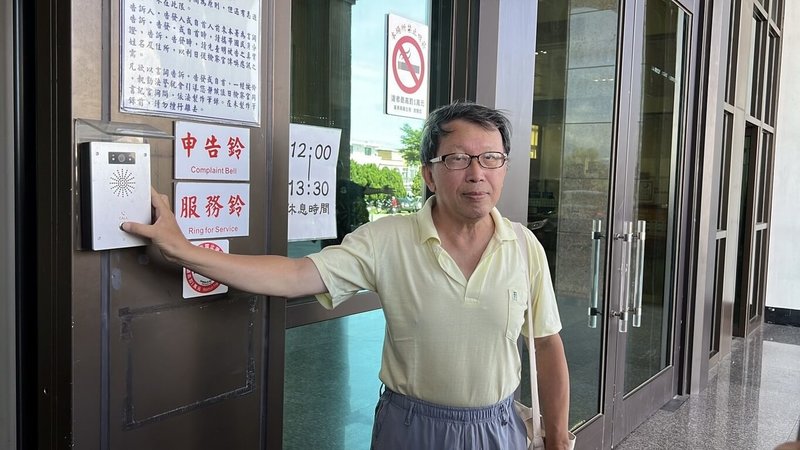 台東罷免國民黨立委黃建賓的「挫賓行動」領銜人洪銓政18日前往台東地檢署按鈴提告，指台東縣政府利用「縣政說明會」為黃建賓進行反罷免宣講，自6月3日起已舉辦超過19場，控台東縣長饒慶鈴及縣長祕書洪威光等人涉嫌違反選罷法。（民眾提供）中央社記者張祈傳真  114年7月18日
