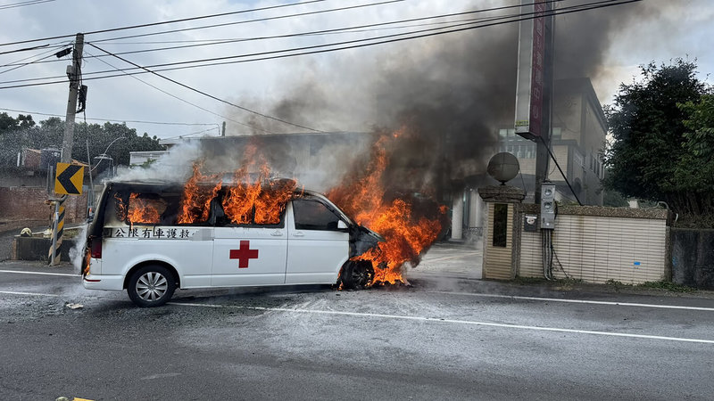 彰化縣芬園鄉1輛民間救護車18日上午在老人養護中心前起火燃燒,幸車上包括駕駛、護理師、乘客共3人緊急脫困、皆無受傷,也未波及養護中心,詳細起火原因待調查。(民眾提供)中央社記者鄭維真傳真 114年7月18日