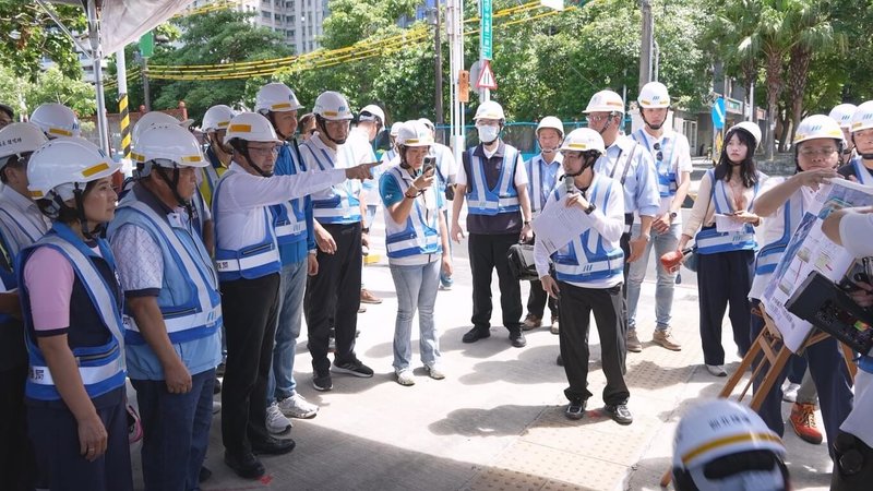 淡海輕軌第2期先期工程6月動工,新北市長侯友宜(前左3)18日前往視察,了解施工情況,並聽取淡海輕軌與淡江大橋路口銜接的整體規畫。(新北市政府捷運工程局提供)中央社記者趙敏雅傳真 114年7月18日