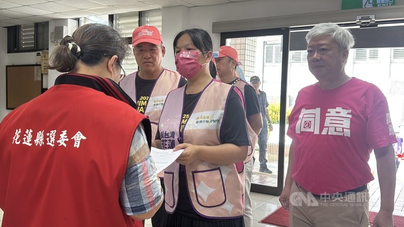 首波立委罷免投票將於26日舉行，花蓮公民團體「微光花蓮」領銜人李美玲（右2）18日與在地罷免推動團體集結，到花蓮縣選委會提出檢舉，指被罷免人國民黨立委傅崐萁與其團隊，違法設置宣傳旗幟，造成用路人行車安全疑慮。中央社記者張祈攝  114年7月18日