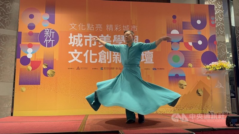 新竹市文化基金會18日與清華大學藝術學院合作舉辦城市美學與文化創新論壇,風潮音樂創辦人楊錦聰(圖)受邀演講,過程中並親自示範「蘇菲旋轉」,獲得熱烈掌聲。中央社記者魯鋼駿攝 114年7月18日