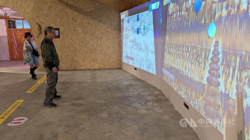 文化部長李遠(左2)18日走訪花蓮文創園區,在「XR樂齡文化科技體驗場域–Dome花創聚樂部」體驗互動遊戲。中央社記者王寶兒攝 114年7月18日