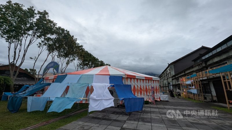 FOCASA馬戲團主辦2025年首屆身體藝術節,19日起將正式登場,除為FOCASA馬戲團首度前往花蓮演出外,也將馬戲篷設於活動會場花蓮文創園區,格外吸睛。中央社記者王寶兒攝 114年7月18日