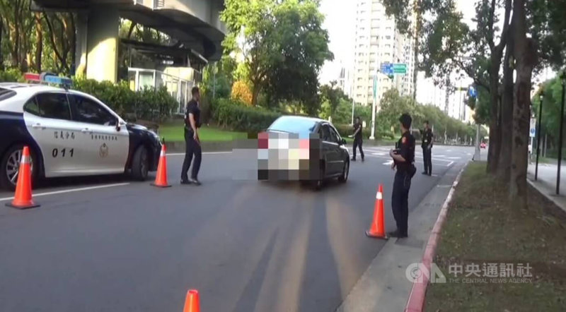 余姓男子18日清晨在台北市信義區駕駛灰色自小客車遇路檢，不僅拒檢還衝撞員警，警方對車開2槍後余男趁隙逃逸，不過最終仍遭圍捕逮獲；余男背部有擦傷，送醫無生命危險。（翻攝畫面）中央社記者劉建邦傳真  114年7月18日