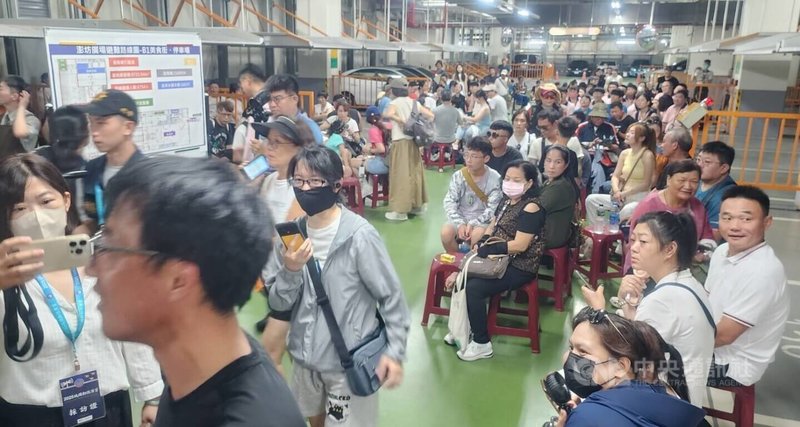 澎湖城鎮韌性防空演習18日登場,警報施放後,大批遊客至地下室進行疏散避難演練。中央社 114年7月18日