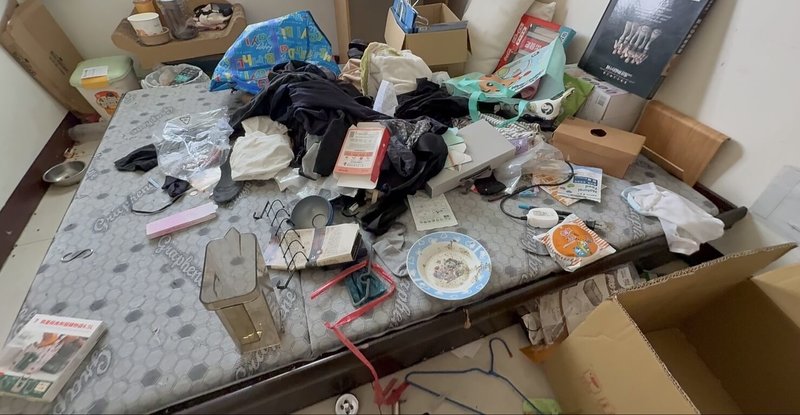 雲林虎尾日前有一名女房客不滿房東不續租，竟破壞房間還活活餓死寵物兔子等。動防所18日表示，調查初判該飼主涉長期未餵食、飲水及必要照顧致使動物死亡，已涉違動保法規定。圖為女房客退租後屋內一片狼藉。（民眾提供）中央社記者蔡智明傳真  114年7月18日