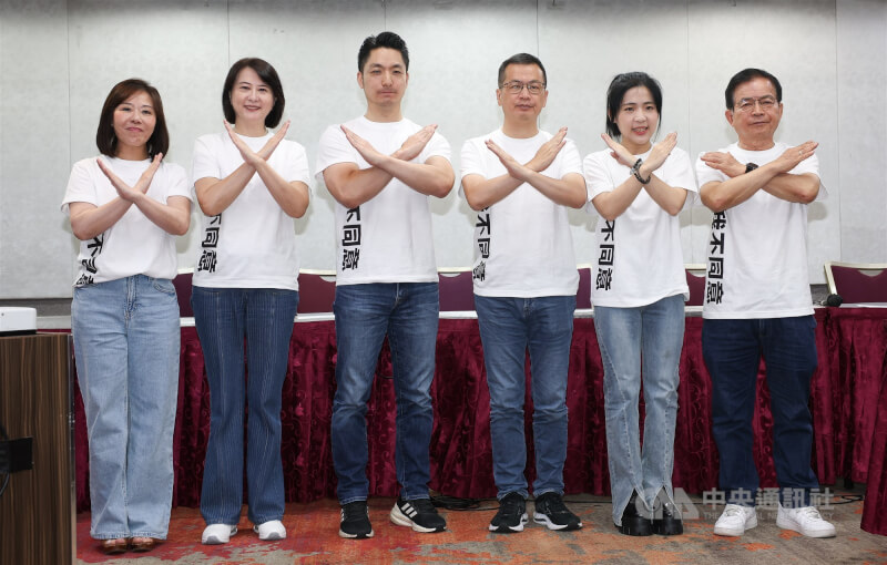 台北市長蔣萬安(左3)12日與國民黨立委李彥秀(左1)、王鴻薇(左2)、羅智強(右3)、徐巧芯(右2)、賴士葆(右1)合體,共同發布「台北隊反惡罷廣告」,呼籲大家26日出門投下不同意罷免票。(中央社檔案照片)