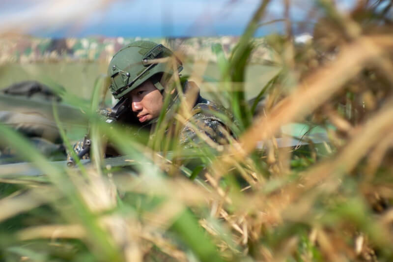 國軍「漢光41號」演習實兵操演18日進入第10天期程，東引地區指揮部演練期間結合想定與輔助狀況發布，貼近戰場實況，整合防區部隊火力，展現堅實戰力成果。圖為官兵執行隱掩蔽偵查。（東引地區指揮部提供）中央社記者潘欣彤傳真  114年7月18日