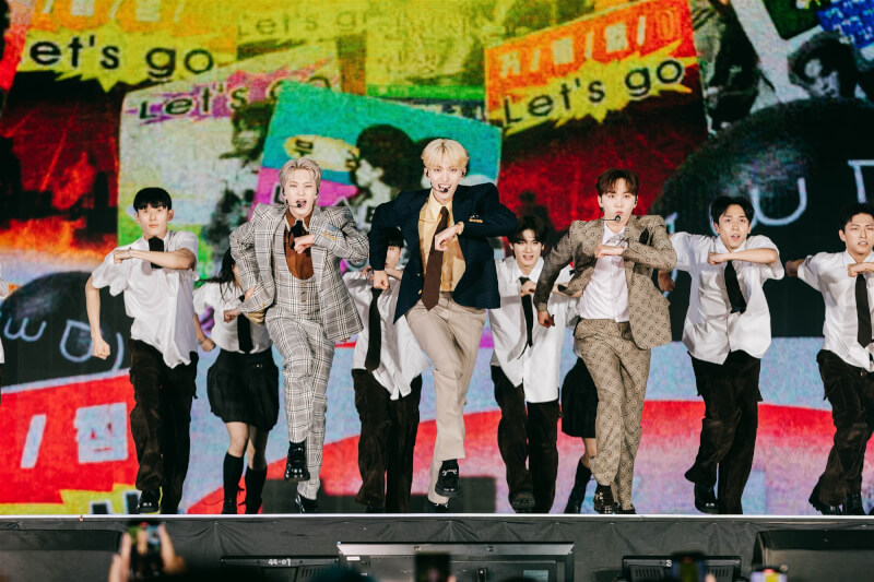 韓國男子組合Seventeen小分隊BSS(夫碩順)2024年4月13日在高雄GOLDEN WAVE韓團拼盤演唱會壓軸登場。(超級圓頂提供)