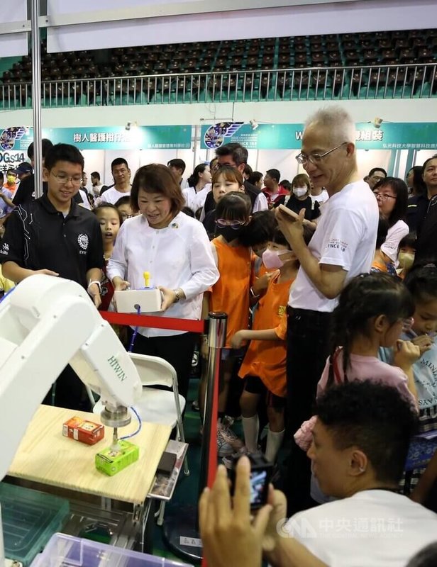 嘉義市第21屆科學168教育博覽會在港坪體育館熱鬧展開,嘉義市長黃敏惠(前左2)18日率市府團隊到場同樂,親自體驗展區互動遊戲。中央社記者黃國芳攝 114年7月18日