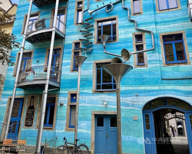 德國德勒斯登新城區的藝術中庭以創意建築聞名,當中許多公寓轉作民宿用途。圖為外牆設置獨特造型排水設施的公寓,雨天時會發出如同樂器演奏般的聲響。中央社記者林尚縈德勒斯登攝 114年7月18日