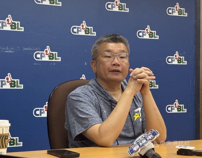 中華職棒大聯盟會長蔡其昌（圖）日前赴美探視3名台美混血棒球好手，蔡其昌18日受訪時特別感謝同行的情蒐小組成員郭泓志、陳偉殷大力幫忙。中央社記者楊啟芳攝  114年7月18日