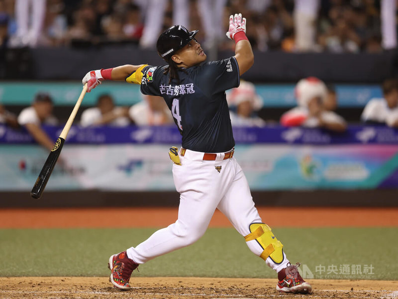TEAM TAIWAN陣中吉力吉撈.鞏冠(圖)7局擊出右外野方向高飛球,造成右外野手失誤後站上二壘。中央社記者張新偉攝 114年7月19日