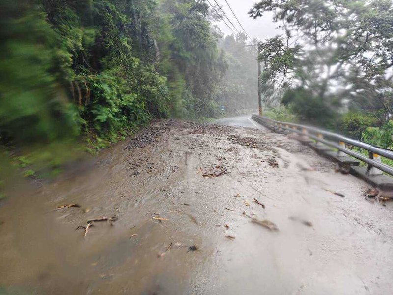 南橫公路台20線台東縣海端鄉186公里處下馬路段19日上午因大雨發生邊坡坍方,雙向道路阻斷。(關山工務段提供)中央社記者洪學廣傳真 114年7月19日