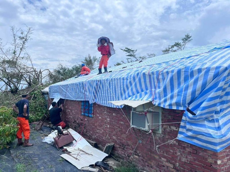 颱風丹娜絲颱風造成嘉義縣太保市眾多民宅屋頂遭到掀翻,福雄工程公司近日捐贈上百件帆布給太保市公所幫助轄內弱勢族群受災戶應急,免於風雨侵襲。(太保市公所提供)中央社記者蔡智明傳真 114年7月19日