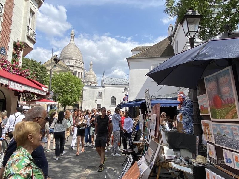 小丘廣場(Place du Tertre)位於聖心堂後側,除眾多的餐館與紀念品店外,還充滿了展示自己作品的畫家,永遠都是遊客往來交織。中央社記者曾婷瑄巴黎攝 114年7月19日