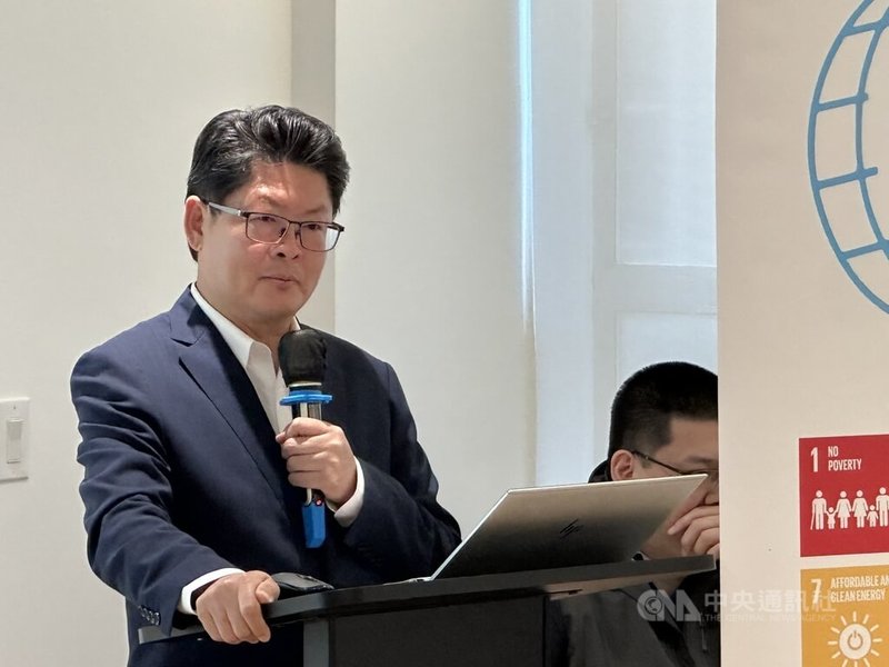 國合會秘書長黃玉霖在世台會紐約全球總部研討會中,說明人工智慧協助國際醫療經驗。中央社記者廖漢原紐約攝 114年7月19日
