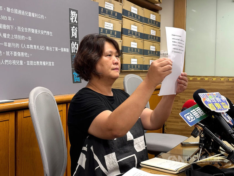 台灣師範大學女足抽血案,校長吳正己、涉案教練周台英19日公開致歉。人本教育基金會執行長馮喬蘭(圖)轉述受害學生代表簡奇陞聲明表示,她的目的已達到,將卸下受害者角色,不再接受媒體及政論節目採訪,除非是深度專訪、學校演講或公益活動。中央社記者陳昱婷攝 114年7月19日