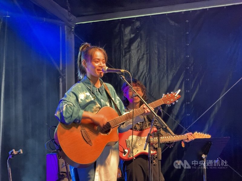 阿美族新生代創作歌手「吱吱(郭芝吟)」登上捷克最大多元音樂節Colours of Ostrava。吱吱表示,原本擔心語言隔閡,但當她演唱族語歌時,現場觀眾一起大合唱,眾人的熱情參與、不吝掌聲,令人感動。中央社記者劉郁葶奧斯特拉瓦攝 114年7月19日