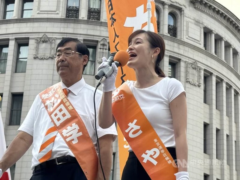 日本參議院大選20日投開票,各政黨19日進行最後衝刺。情勢看好的參政黨候選人在銀座發表街頭演說。中央社記者楊明珠東京攝 114年7月19日