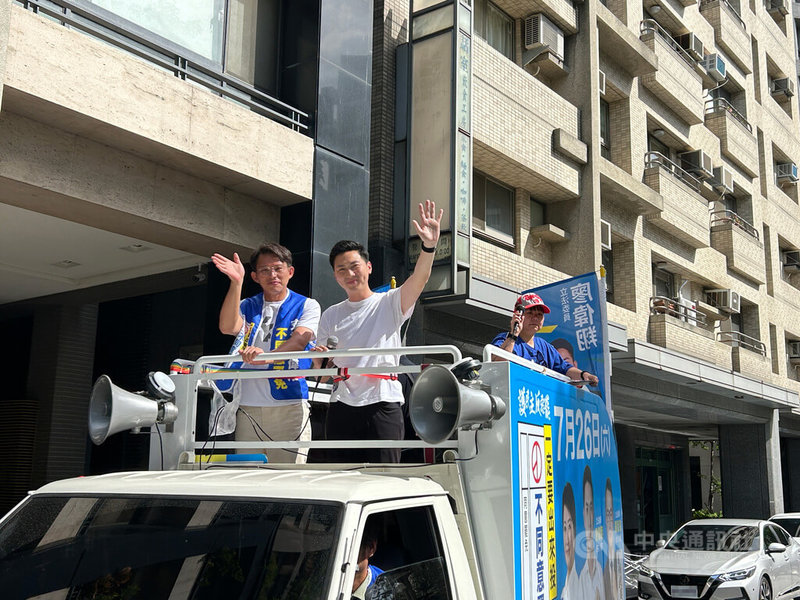 民眾黨主席黃國昌(左)19日南下台中,陪同國民黨立委廖偉翔(左2)搭乘掃街車宣傳反罷免,廖偉翔說,台中是藍白合的示範區,藍白是為了國家、民主而合,團結一切力量就會贏。中央社記者蘇木春攝 114年7月19日