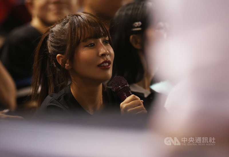 2025中職明星賽19日首戰在台北大巨蛋舉行,TEAM TAIWAN陳晨威7局打擊時,場邊主持人將麥克風交給緋聞女友、啦啦隊啾啾(Julia)(圖)喊口號應援。中央社記者張新偉攝 114年7月19日