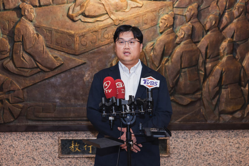 台師大爆發女足教練周台英以扣學分威脅選手配合研究抽血事件，包含校長吳正己、計畫主持人陳忠慶與周台英等人19日下午首度出面道歉。教育部次長朱俊彰（圖）稍晚受訪表示，相關人員責任一定會追究到底，絕不寬容。（教育部提供）中央社記者陳至中傳真  114年7月19日