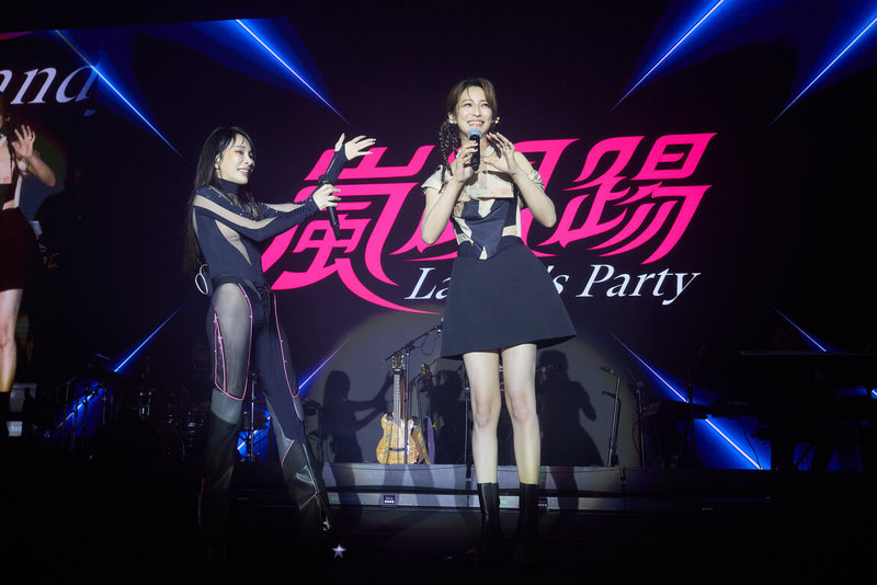 歌手温嵐(左)19日晚間在台北舉辦人生第一場售票演唱會「嵐趴踢」,藝人好友賴雅妍(右)應邀擔任演出嘉賓,兩人同台合唱。(華納音樂提供)中央社記者洪素津傳真 114年7月19日