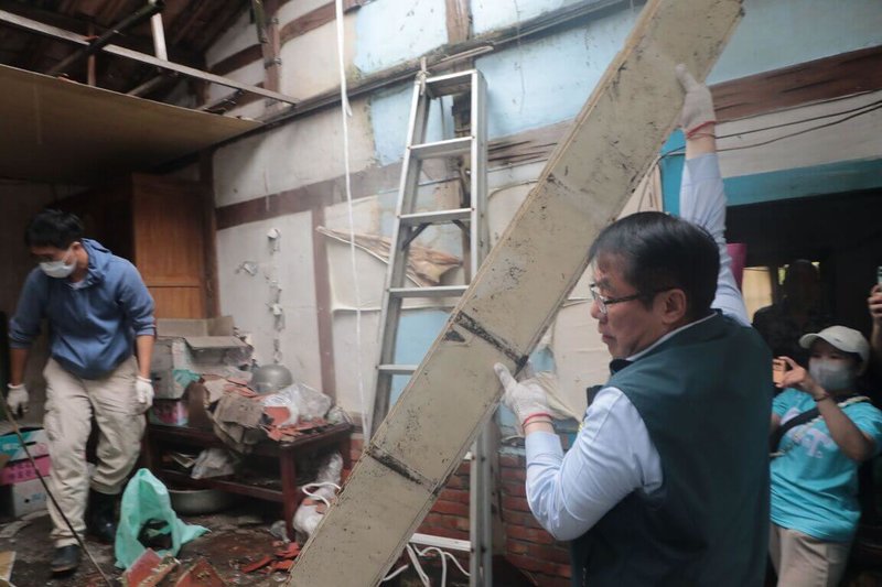 颱風薇帕暴風圈正逐漸通過台灣南方近海，台南19日雨勢明顯，市長黃偉哲（前右）持續視察颱風丹娜絲災後復原，也協助清除受損嚴重民宅廢棄物。（台南市政府提供）中央社記者張榮祥台南傳真　114年7月19日